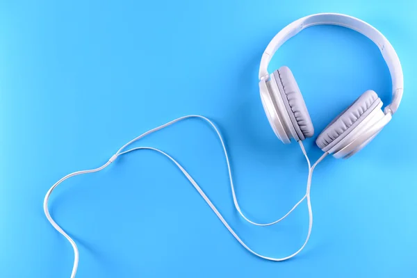 Auriculares sobre fondo azul — Foto de Stock