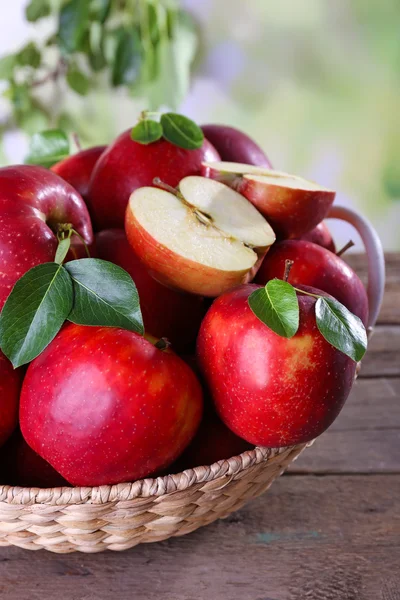 Manzanas rojas en canasta de mimbre — Foto de Stock