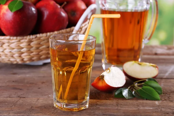 Bicchiere di succo di mela — Foto Stock