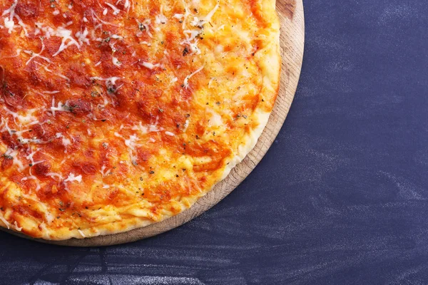 Pizza de queijo na mesa de madeira, close-up — Fotografia de Stock
