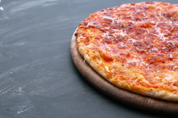 Pizza de queijo na mesa de madeira, close-up — Fotografia de Stock