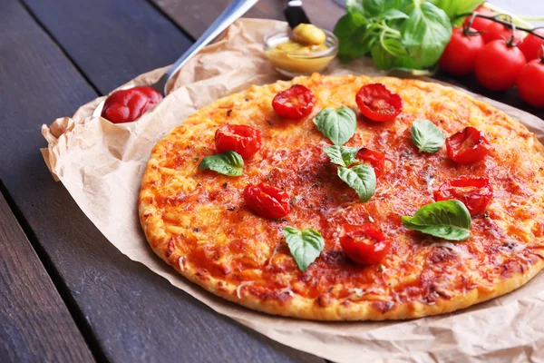 Pizza met cherry tomaten — Stockfoto