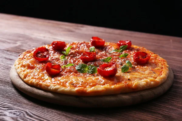 チェリー トマトとおいしいピザ — ストック写真