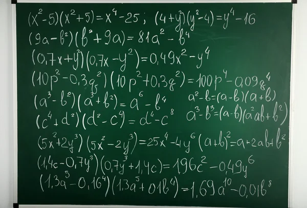Математичні формули на фоні дошки — стокове фото