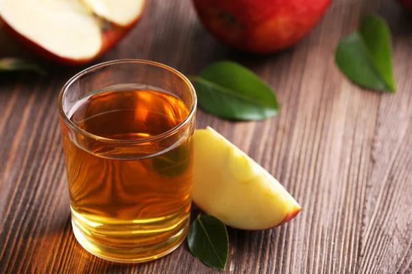 Bicchiere di succo di mela — Foto Stock