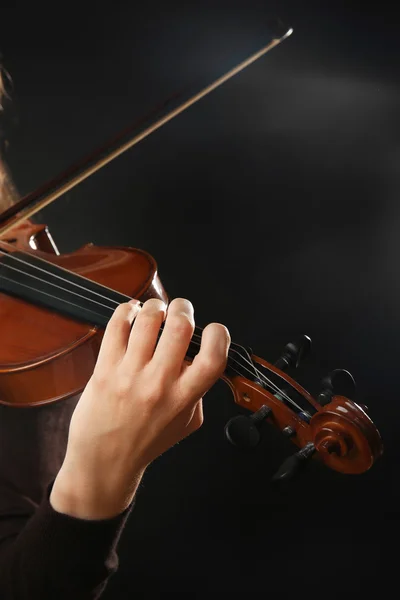 Violinista tocando violino no fundo escuro — Fotografia de Stock