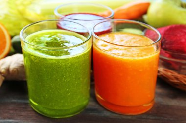 ahşap masa arka plan üzerinde sağlıklı taze meyve suları ürün yelpazesine