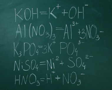 molekül modelleri ve tahta arka plan sayfasındaki formülleri