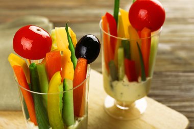 cam ahşap masa, closeup üzerinde sebze snack