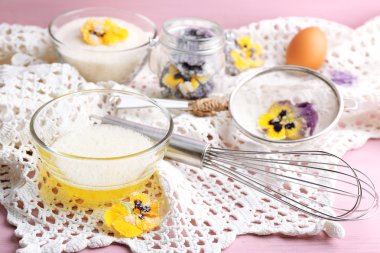 yumurta akı ve şeker, renk ahşap arka plan üzerinde mor çiçek yapımı şekerlenmiş