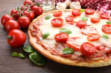 peynir ve domates üzerinde ahşap masa, closeup lezzetli pizza
