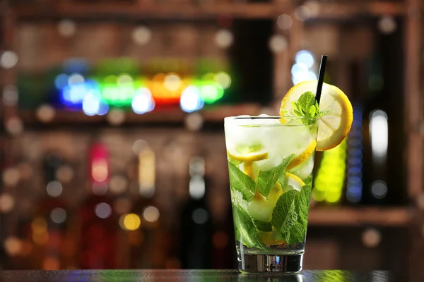 Ποτήρι κοκτέιλ στο μπαρ σε φωτεινό φόντο θολή — Φωτογραφία Αρχείου