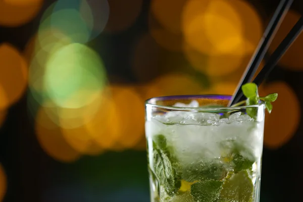 Bicchiere di cocktail sullo sfondo del bar — Foto Stock