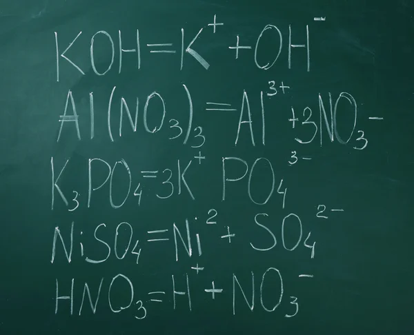 Molekül-Modelle und Formeln auf Tafel-Hintergrund — Stockfoto