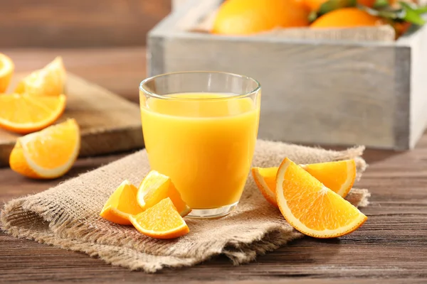 Pomerančová šťáva na tabulka detail — Stock fotografie