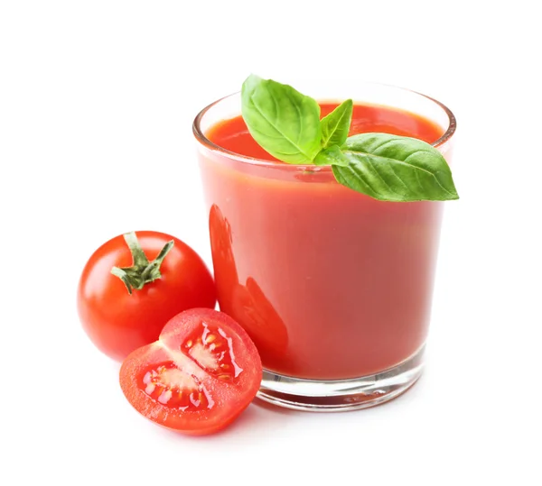 Copo de suco de tomate fresco isolado em branco — Fotografia de Stock