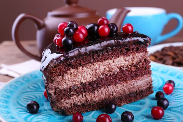 Lezzetli çikolatalı kek çilek plaka tablo ile yakın çekim — Stok fotoğraf