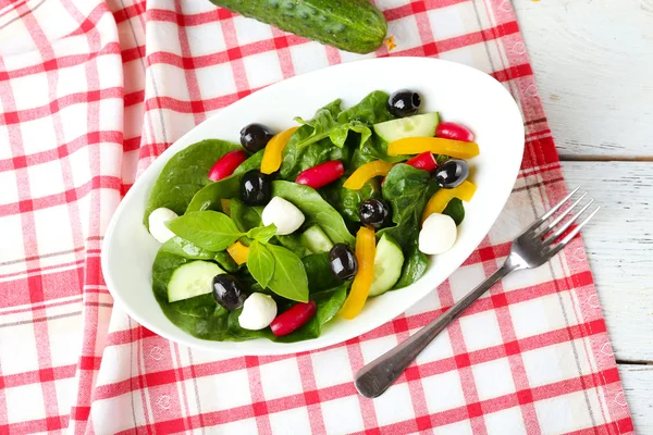 Insalata di verdure fresca in ciotola sul tavolo da vicino — Foto Stock