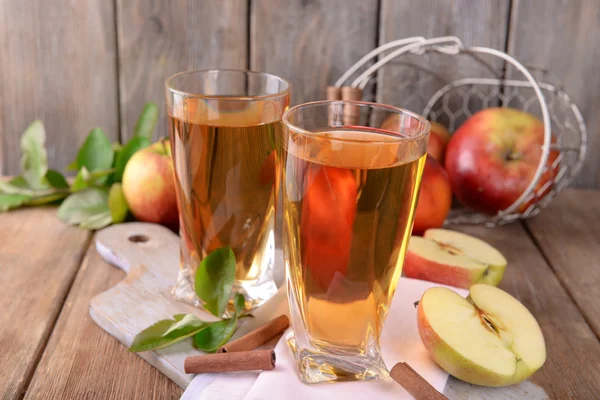 Óculos de suco de maçã no fundo de madeira — Fotografia de Stock