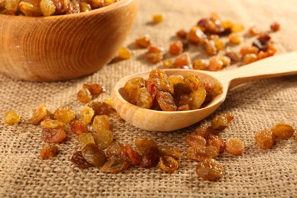Raisins on sackcloth, closeup — Stock Photo, Image