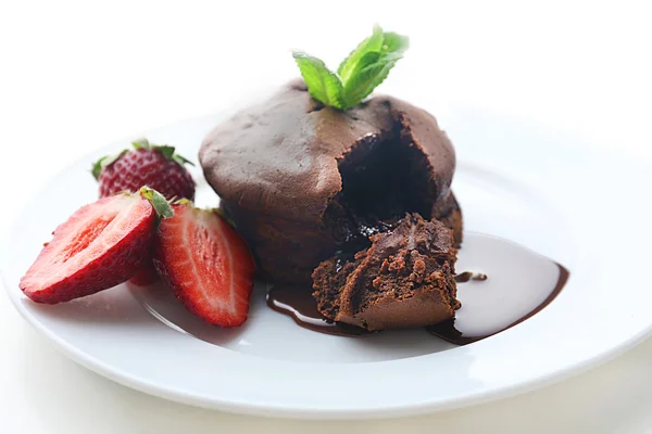 Schokoladenfondant mit Erdbeeren auf weißem Teller, Nahaufnahme — Stockfoto