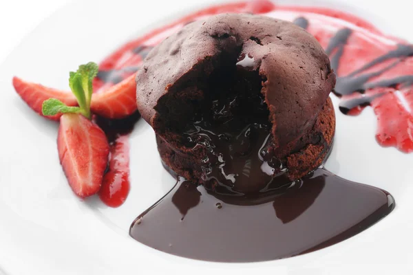 Schokoladenfondant mit Erdbeeren auf weißem Teller, Nahaufnahme — Stockfoto