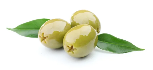 Зеленые оливки с листьями, изолированными на белом — стоковое фото