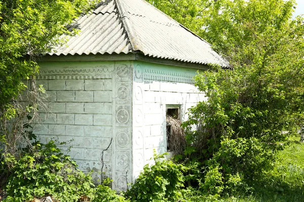 Kleine verlaten huis in bos — Stockfoto