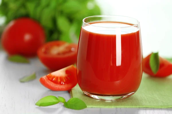 Suco de tomate e tomates frescos — Fotografia de Stock