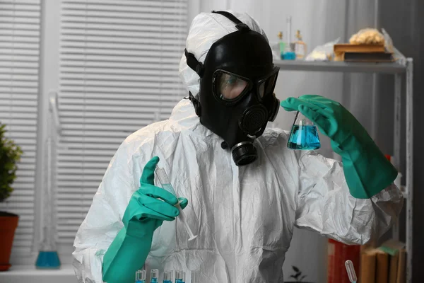 Chemist working in drug laboratory — Stock Photo, Image