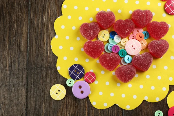 Gummy snoepjes gerangschikt in hart vorm met knoppen — Stockfoto