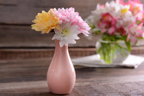 Lindas flores em vasos — Fotografia de Stock