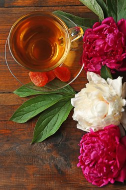 Kupası ve Şakayık çiçekleri ile kompozisyon