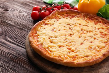 masada sebzeli peynirli pizza yakın çekim