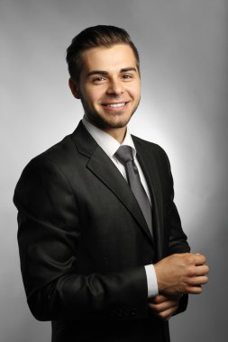 gri zemin üzerine yakışıklı işadamı