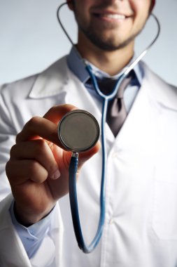 Steteskoplu erkek doktor.