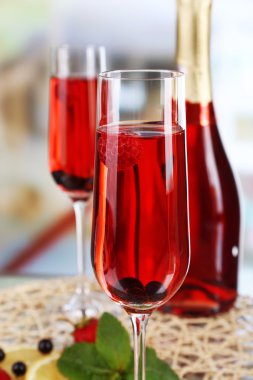 Şampanya çilek ile