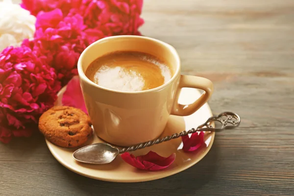 Komposition mit Tasse und Pfingstrosenblüten — Stockfoto