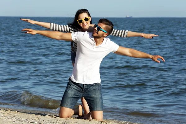 Krásný mladý pár na pláži — Stock fotografie