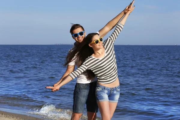 Beau jeune couple sur la plage — Photo