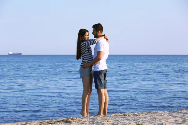 Vackra unga par på stranden — Stockfoto