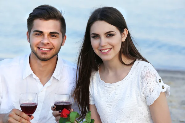 Data romântica de jovem casal na praia — Fotografia de Stock