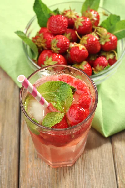 Ποτήρι χυμό φράουλας — Φωτογραφία Αρχείου