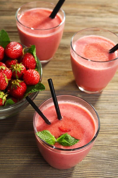 Glazen milkshake met aardbeien — Stockfoto
