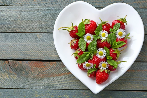 Rote reife Erdbeeren — Stockfoto