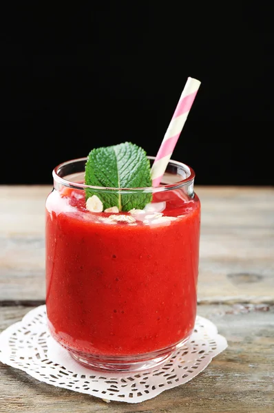 Batido de fresa en la mesa — Foto de Stock