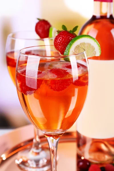 Glas vin med jordgubbar — Stockfoto