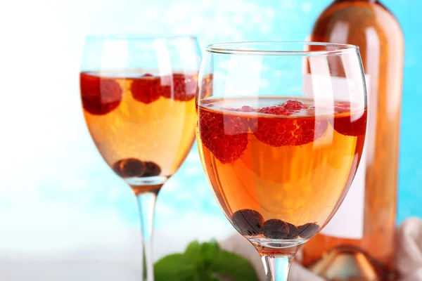 Glasses of wine with berries — Stock Photo, Image