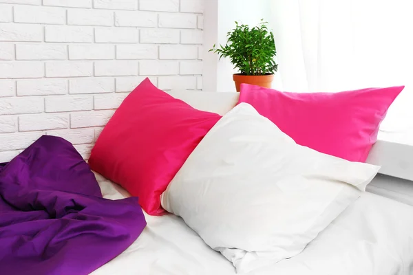 Cama confortável com travesseiros rosa — Fotografia de Stock