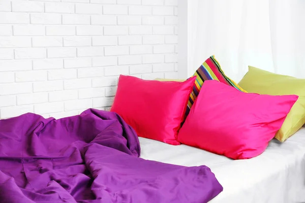Comfortabele bed met roze kussens — Stockfoto
